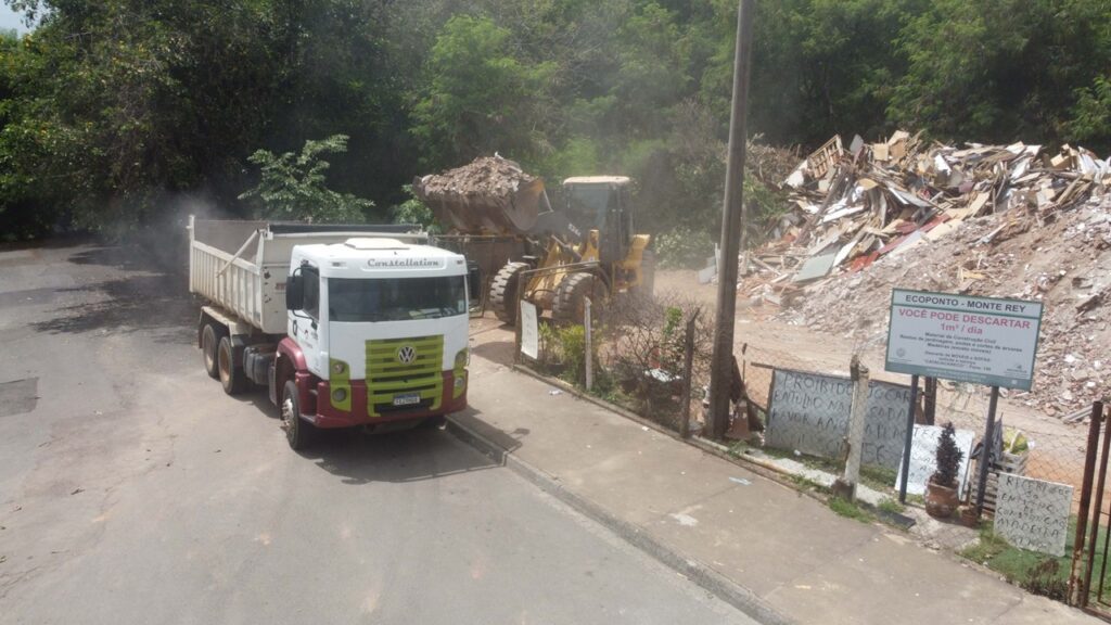 Ecoponto do Monte Rey também estava cheio de material retirada começou