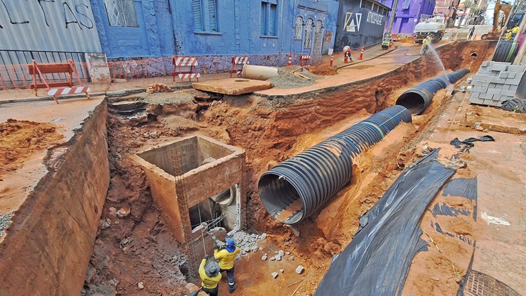 Obras no viaduto Jânio Quadros avançam com instalação de nova tubulação