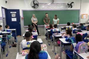 Secretária de Educação visita escolas municipais para acolher alunos na volta às aulas