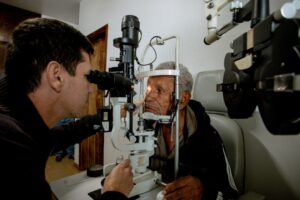 Equipe médica atendendo pacientes durante o mutirão de saúde em Piracicaba, com foco na redução das filas de espera