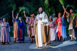 Ônibus gratuito para a Paixão de Cristo em Piracicaba: saiba como chegar ao espetáculo sem pagar nada
