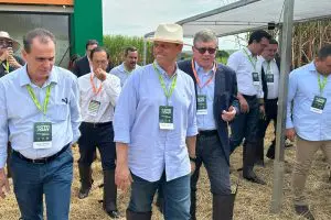 Tarcísio de Freitas declara: "A riqueza de São Paulo é a cana-de-açúcar" durante evento com Helinho Zanatta em Piracicaba