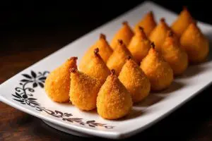 Receita de Coxinha de Frango: Tradição Brasileira e Sabor Irresistível