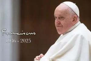 Papa Francisco acenando para fiéis na sacada da Basílica de São Pedro durante sua última mensagem de Páscoa
